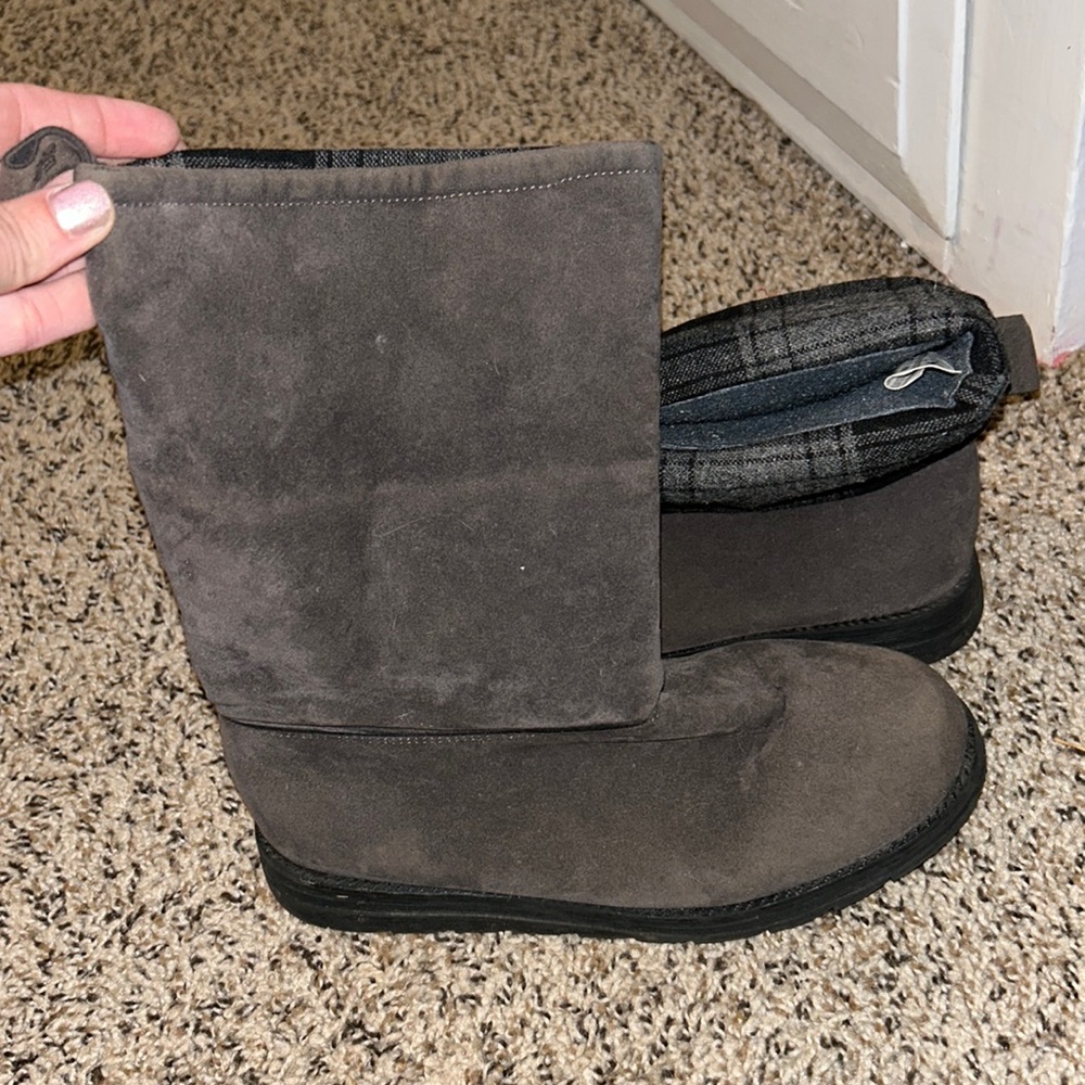 Women’s size 6 Mukluks